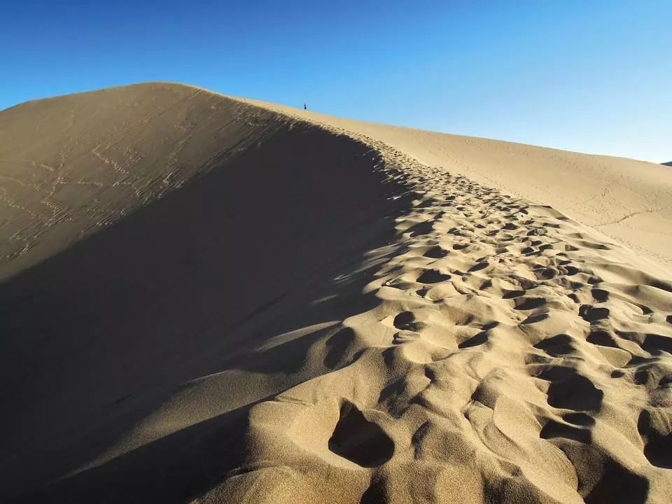 月牙泉云中峰半颗明珠遗北漠,玉波沙海漱弓琴.