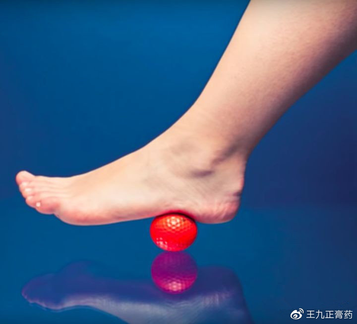 2,脚底踩冰水瓶冰可以迅速加快脚底的血液循环,通过冰的刺激,血液之后