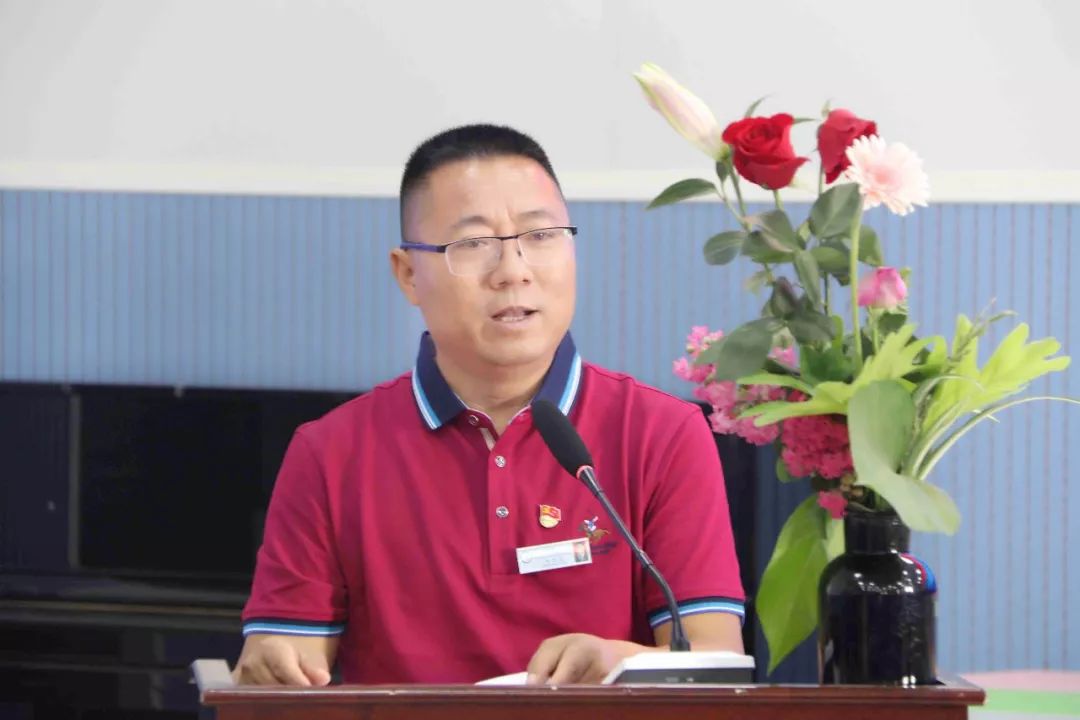 工作室成员西昌市第六小学古明平校长代表工作室成员讲话.