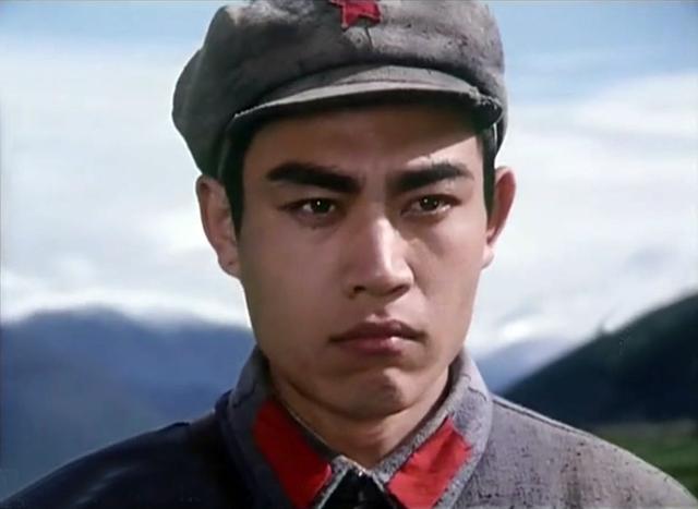 陈宝国出道很早,80年代就在电影《大渡河》中出演了男主角,然后在电视