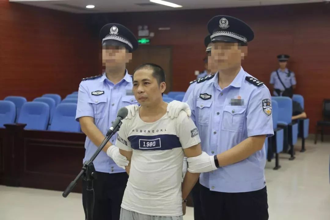 东兴一男子抢劫女出租车司机致死判处执行死刑