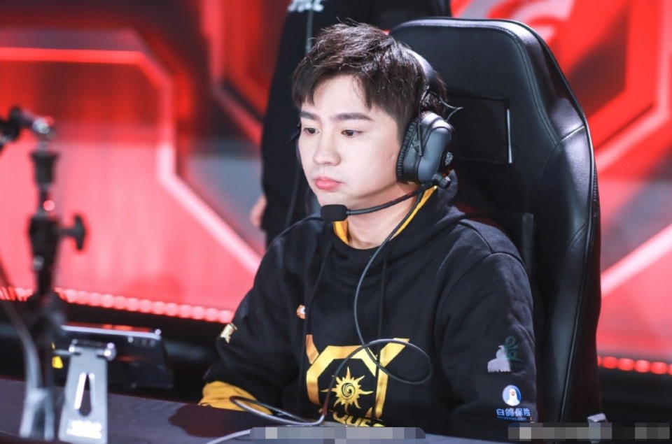 王者荣耀一代明星选手只剩直播收入阿泰真的要解约xq战队