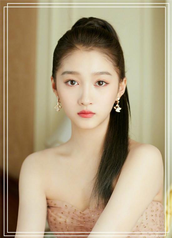 关晓彤咋想的红毯不秀超模腿反露大宽肩撞上钟楚曦像互换年龄