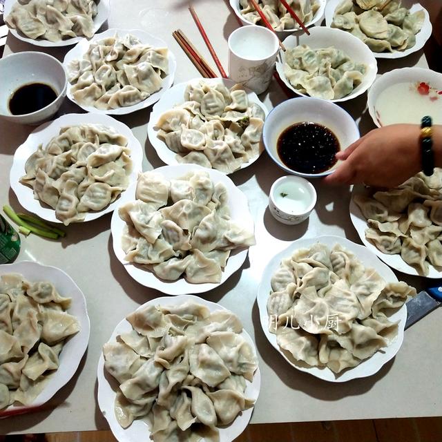 原创礼拜天去老爸家里吃饺子一口锅煮出十几盘饺子全家吃嗨了