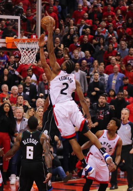 高清图:猛龙胜雄鹿进总决赛 伦纳德隔扣字母哥