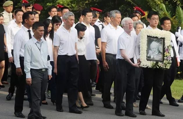 李光耀之孙与其男友结婚!李家10个子孙现在都在做什么