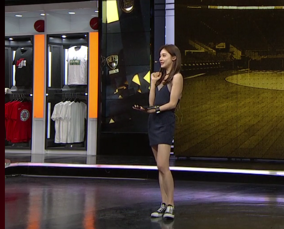 真实身材nba主持美娜紧身裙子配布鞋毁形象与富二代关系密切