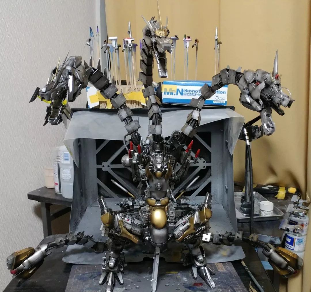 当它和基多拉手办放一起的时候,这只手办显得弱爆了!