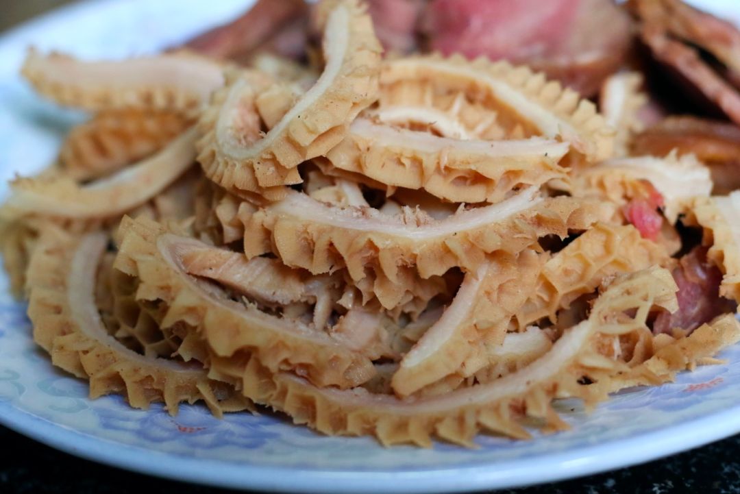 能够有效锁住部分汁水~经过卤汁慢煮后牛蜂窝肚表面是蜂窝网状突起牛