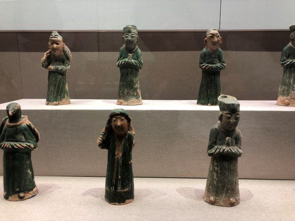 有一套色彩依旧清晰的"宋三彩"陶俑,俗称宋代立式人物陶俑