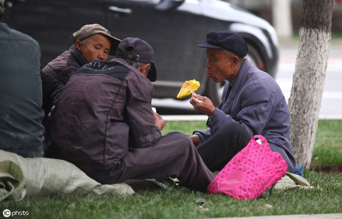 后来才知道他们是在等着接活儿.