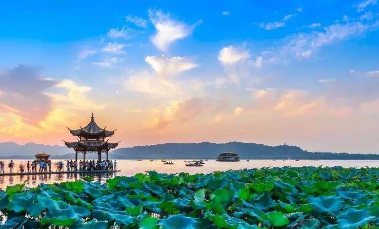 文昌湖实景图"最为接近上帝和天堂的地方,莫过于我生活的瓦尔登湖畔.