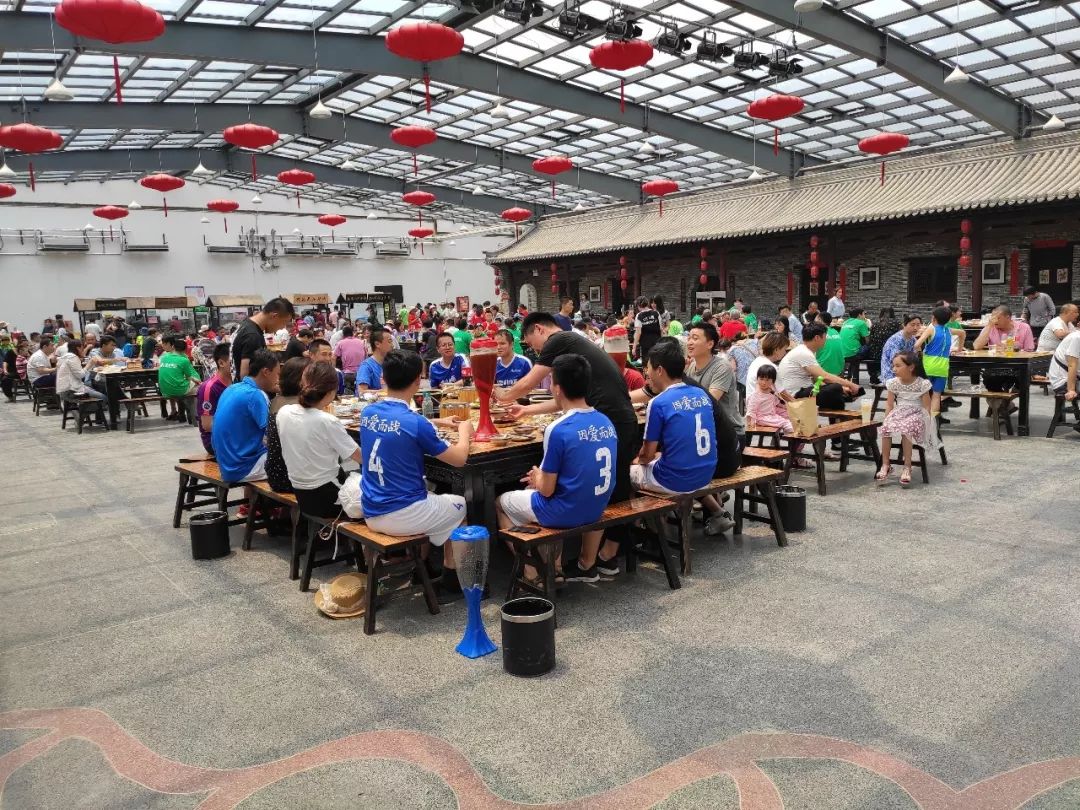 足球小镇建业大食堂车水马龙5月25日一大早,郑州赛区的比赛在樱桃沟