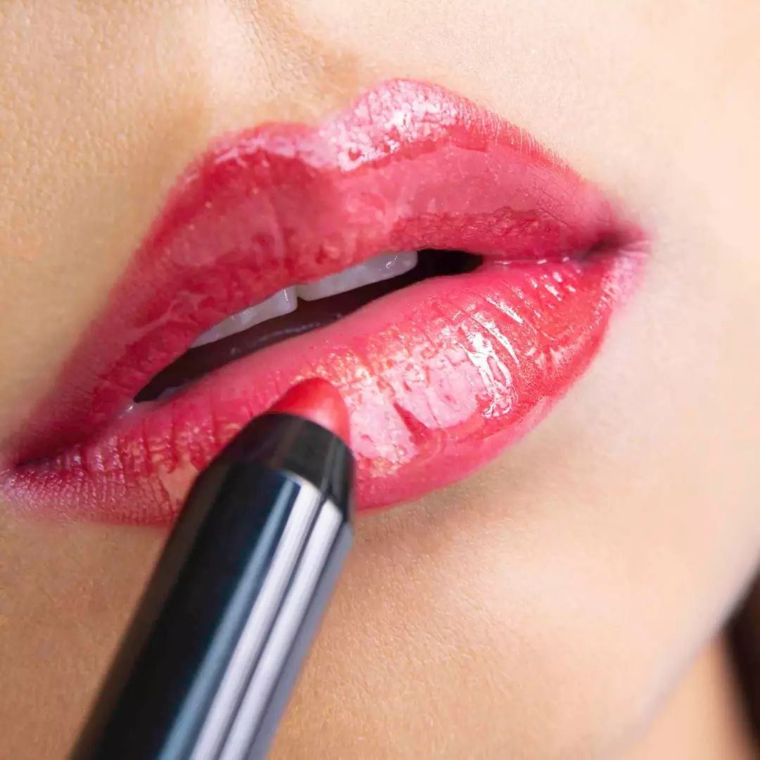 嘴唇干得口红涂不上?4招带你解锁粉嫩少女唇!