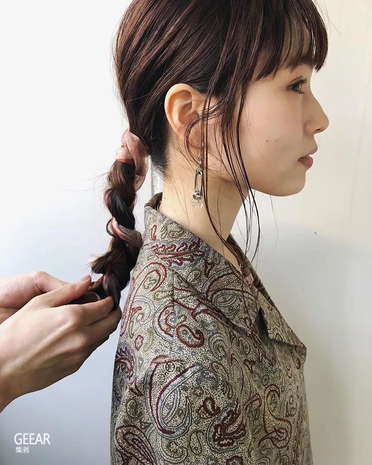 而现时比较流行的,就是将丝巾当成一撮头发,以三手辫的编法,束成马尾