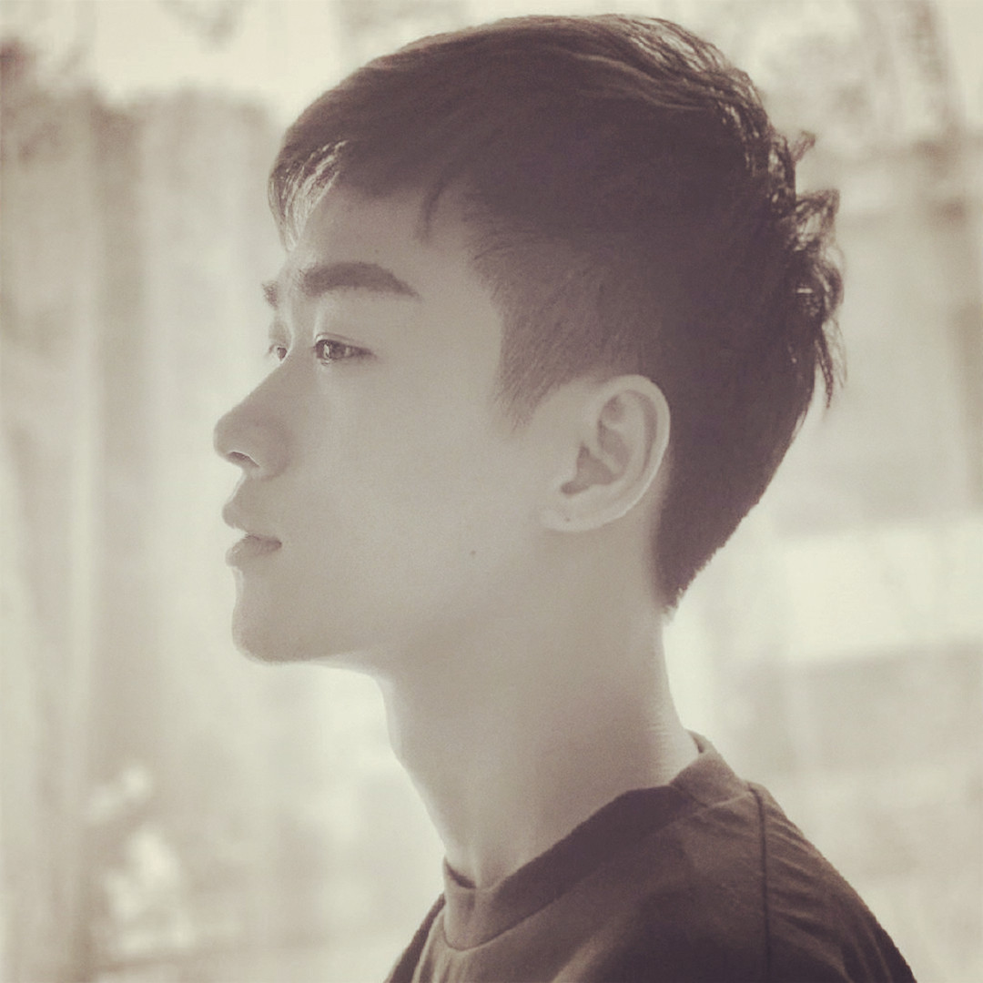 和平精英不求人坐山观虎斗,这两个吃鸡主播在夜间开战争抢一哥