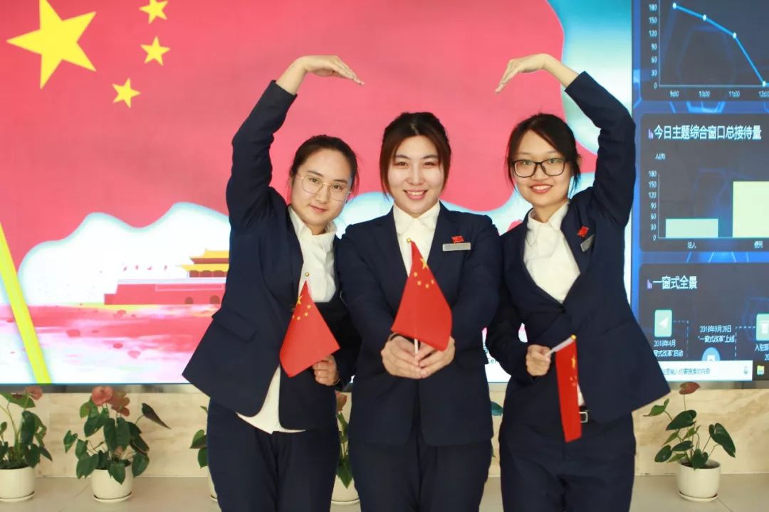 大庆高新区开展佩戴国旗徽章系列活动,共抒家国情怀!