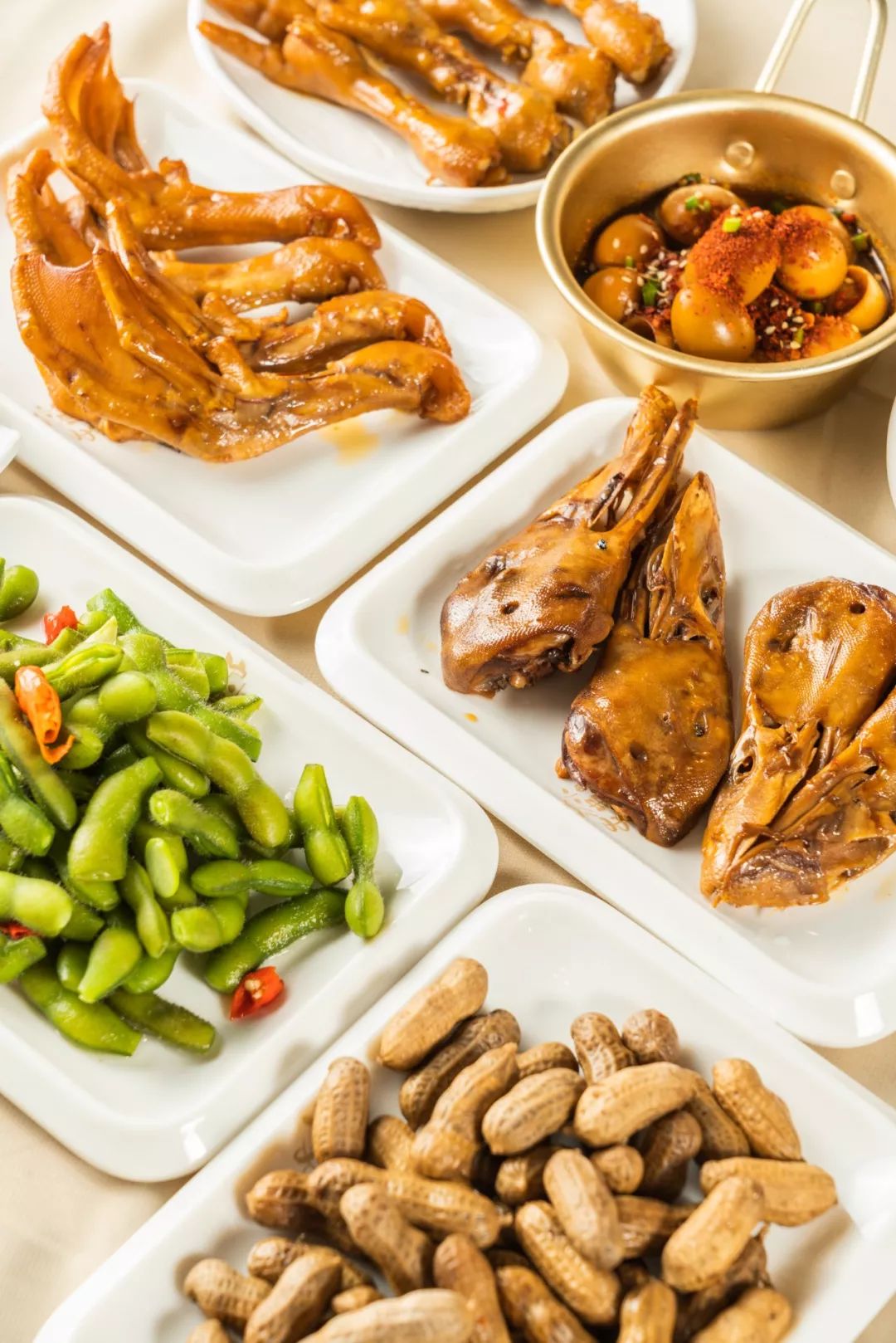 店里还有其他下酒小菜,老卤鹌鹑蛋,卤鸭掌,五香煮毛豆,拍黄瓜……边