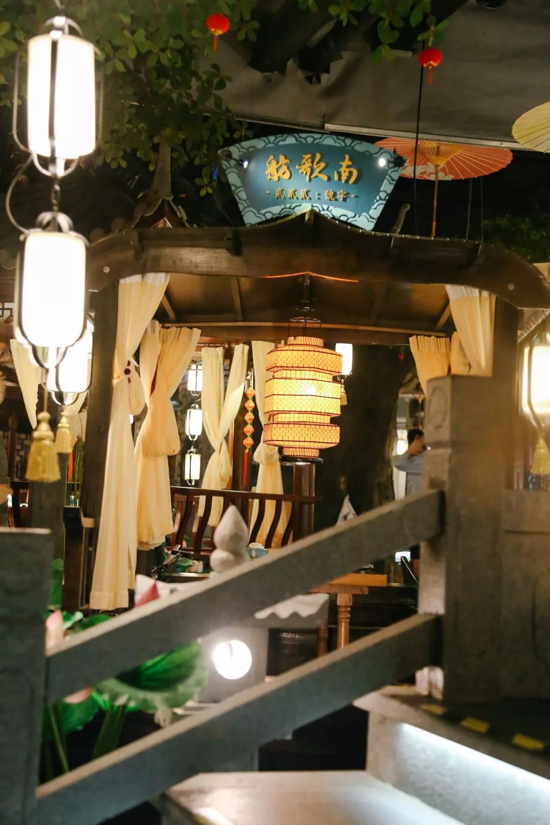 58折老外婆又开新店1800㎡超大面积古风餐厅一进门就美哭了