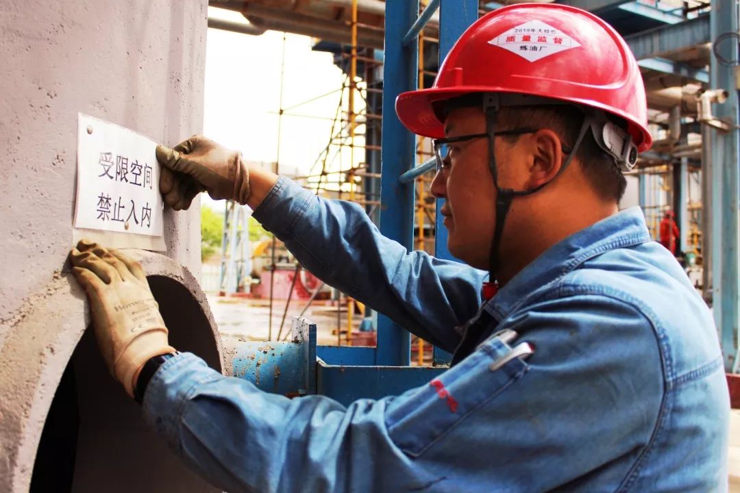 施工作业前,监护人在张贴警示标语动火作业前,确定现场灭火器,毛毡