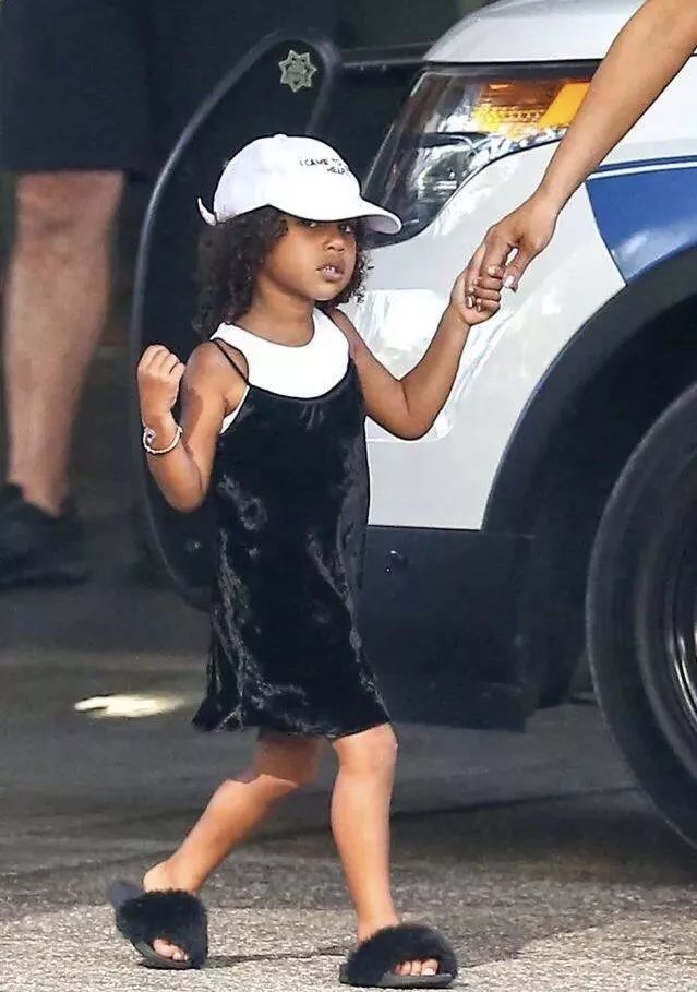 和女魔头安娜·温图尔头排看秀,被姨妈肯豆抱着走秀,让a妹欲罢不能,都