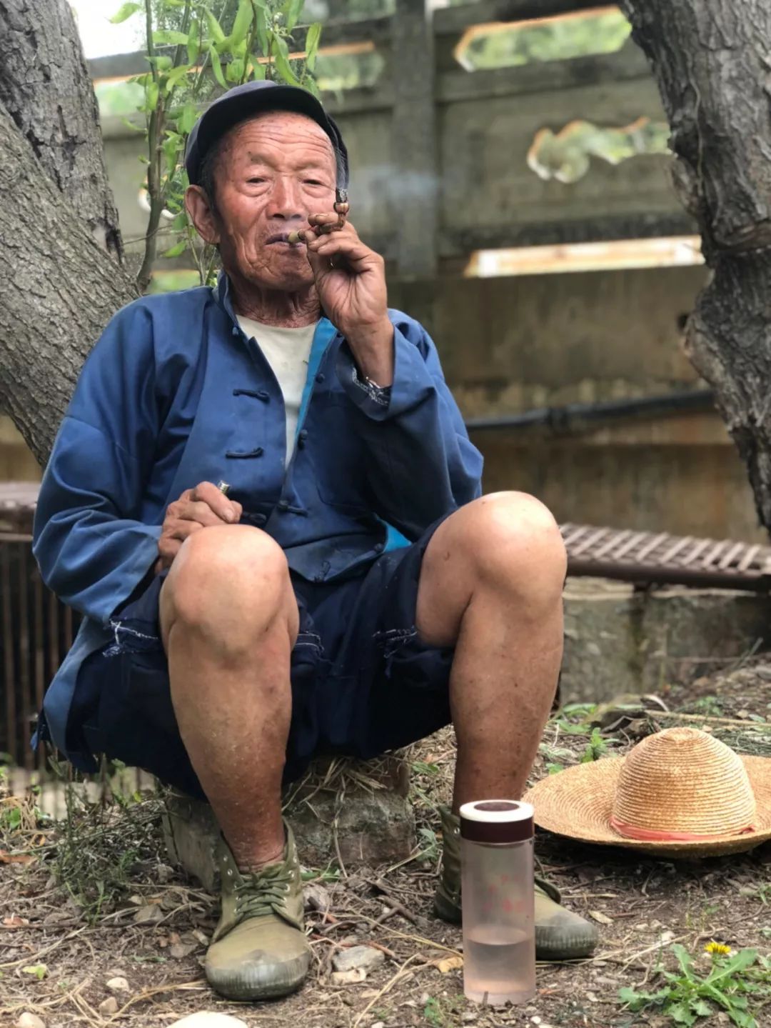 大理,保山和文山等地农村的一些老人仍采用传统方式自制草烟卷,嚼烟