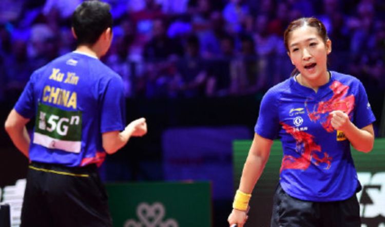 许昕和刘诗雯赛后拥抱庆祝金牌这两王牌太搭了动作都一样