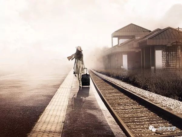常常坐在候车室朝窗外凝望外面是长长的钢轨 伸向遥远的地方人来人往