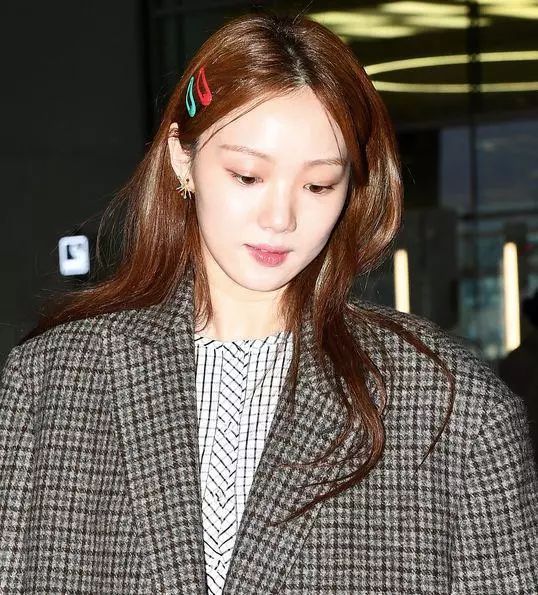 从头发丝到指甲盖,火遍全宇宙的泫雅同款都给你们扒来了!_发夹