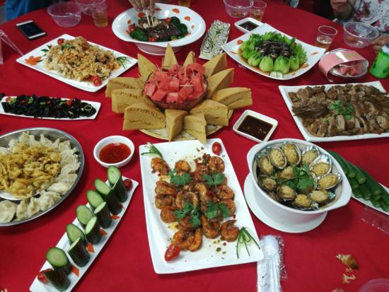 天河天河东社区社区百家宴浓浓饭菜香里是满满邻里情