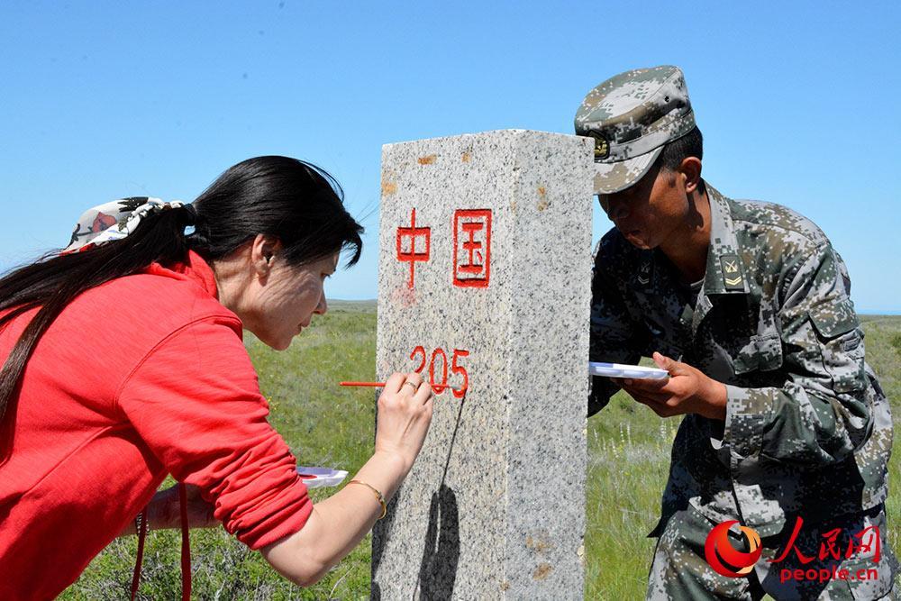 "祖国在我心中"界碑描红主题活动采访分队体验巡逻(组图)