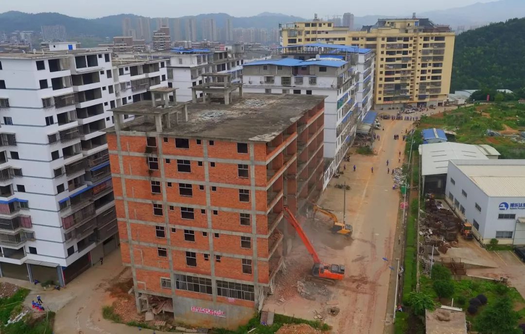 现场视频建阳拆除一栋8层高的违建