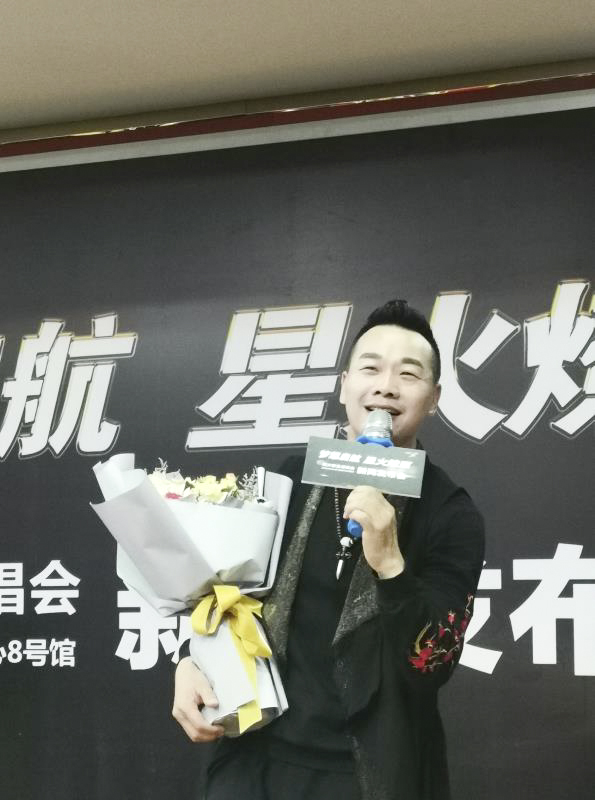 从东莞走出来的草根歌手阿火.