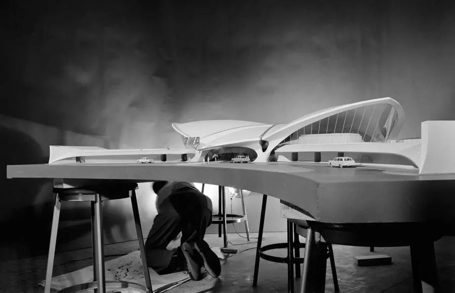 由一个钢筋混凝土外壳,以及四个从中心点向外侧延伸的翼展部分组成