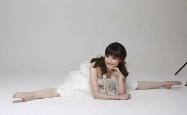 跳水女神桑雪近照17岁巅峰退役为救母去选秀35岁貌美仍单身