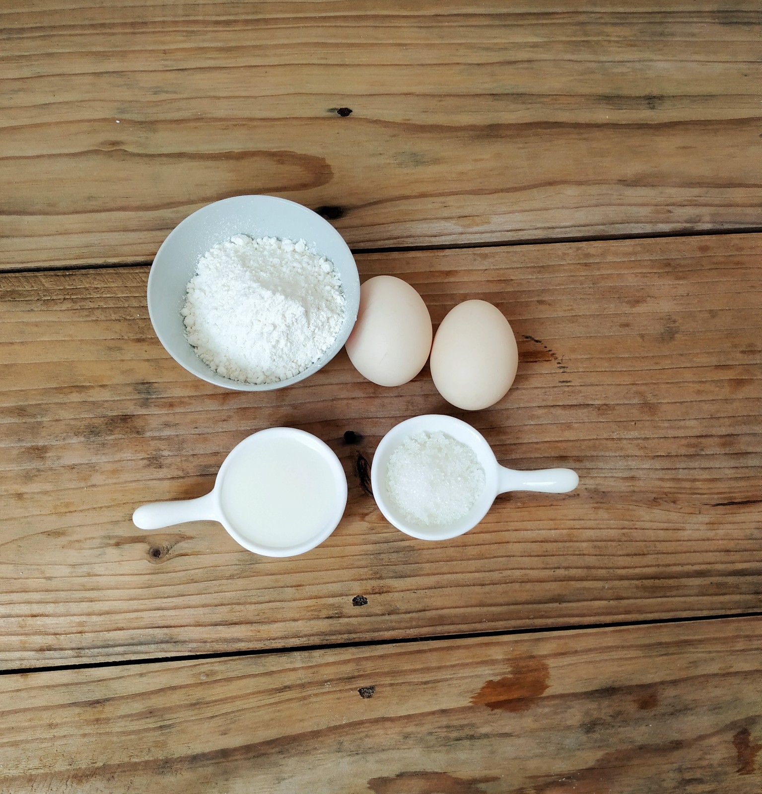 准备食物原料:鸡蛋:2个;低筋面粉:40克;白砂糖:20克;牛奶:20克;高颜值