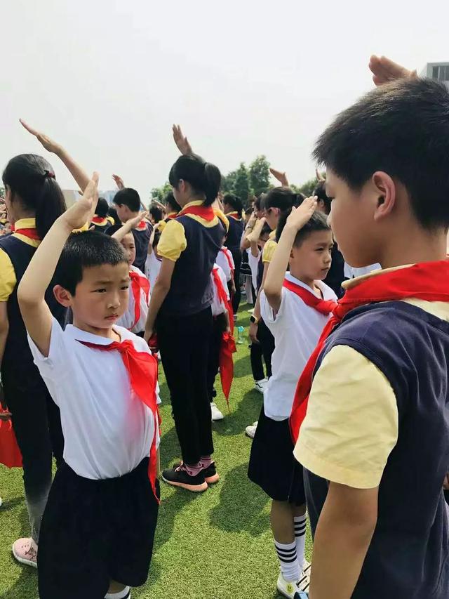"老师说:"光荣的少先队是建设社会主义和共产主义的预备队.
