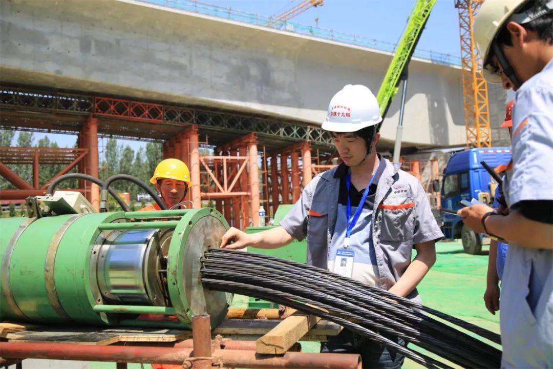 具有安全风险低,转体精度高,交叉干扰少,牵引控制易,施工成本低等优势