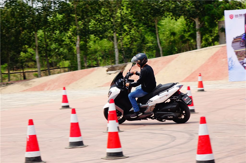 台荣探路者引领风骚招百余摩友齐聚天下第一关