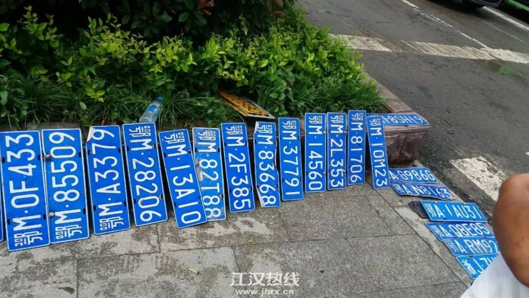 暴雨过后车牌丢失仙桃这些车牌在找主人有你的吗