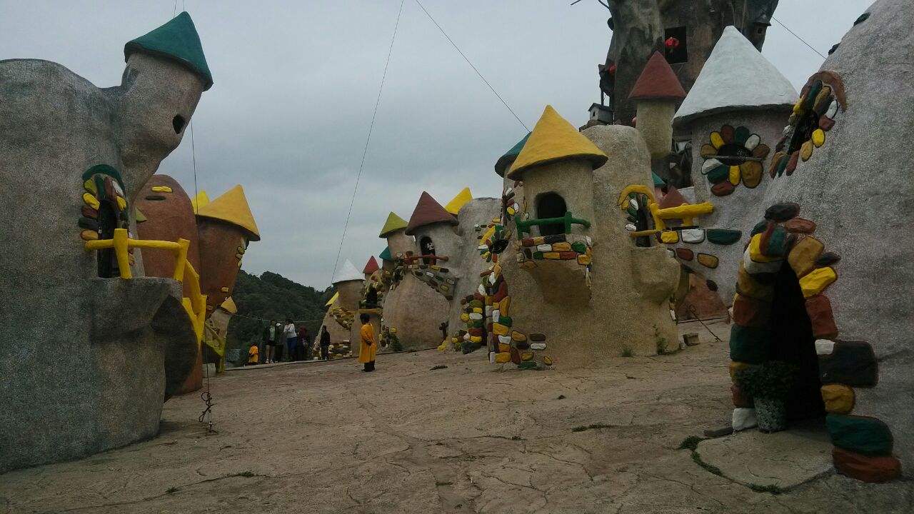 原创云南昆明"小矮人王国",身高都不超1米3,百人同居蘑菇屋中!