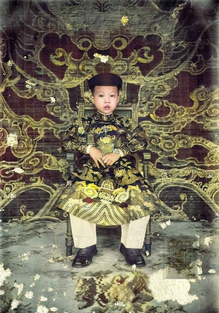 越南最后两位皇帝上色老照片:爱美的启定帝写汉字,末代帝王最帅