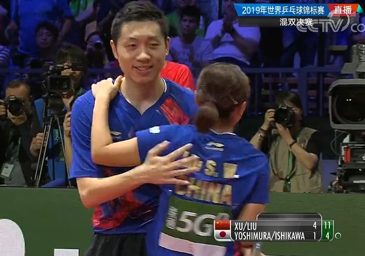 许昕和刘诗雯赛后拥抱庆祝金牌这两王牌太搭了动作都一样