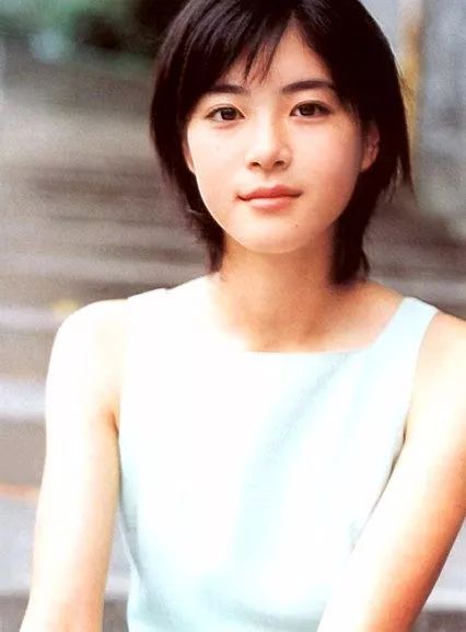 的经纪公司amuse事务所签约的树里在2003年参加nhk晨间剧《晴朗家族》