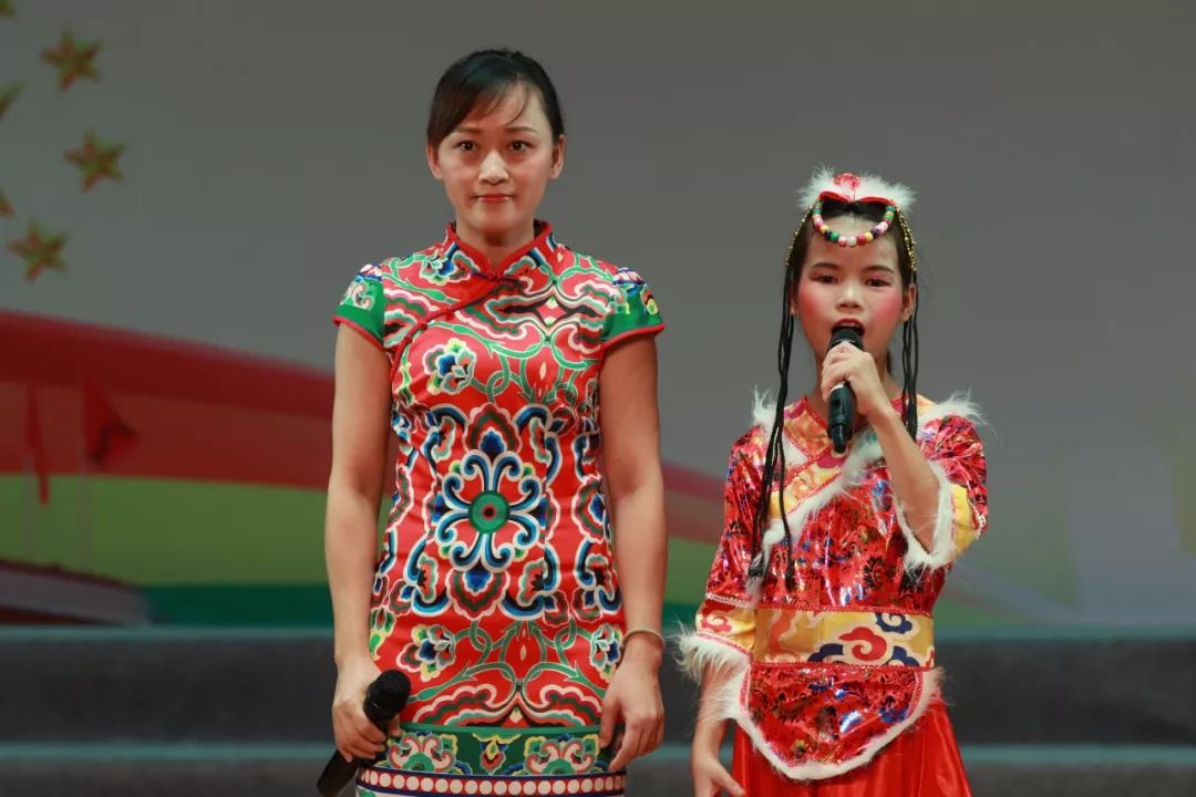 《家乡》,《四季问候》,《我的童年》以及别具海南黎族歌曲《捡螺歌