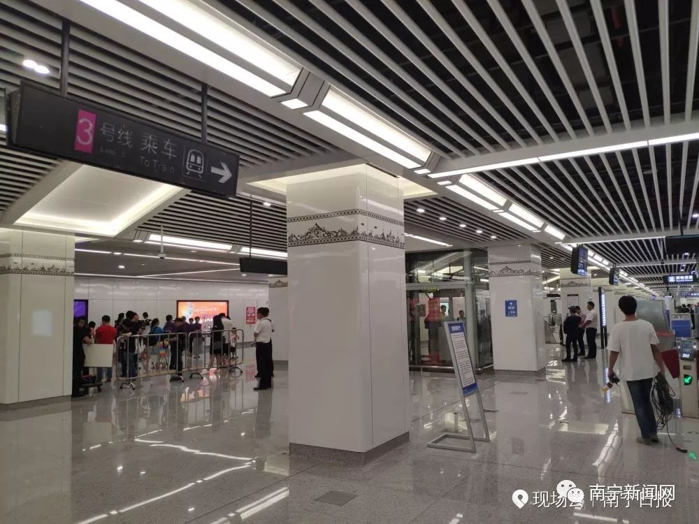 来看看金湖广场站的全貌↓试乘市民首先从换乘站金湖广场站出发