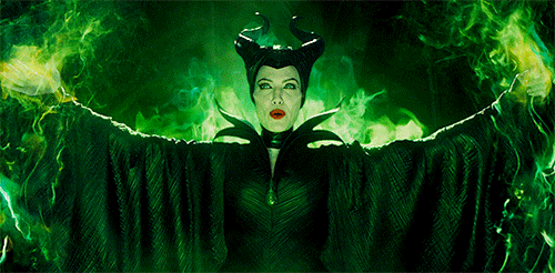 玛琳菲森施展魔咒电影改编自《睡美人》,玛琳菲森(maleficent)是一个