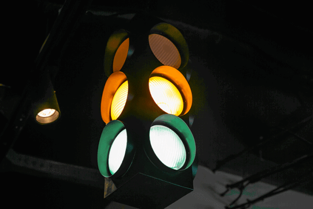 店里有个红绿灯,洗手间有人亮红灯,没人就亮绿灯.