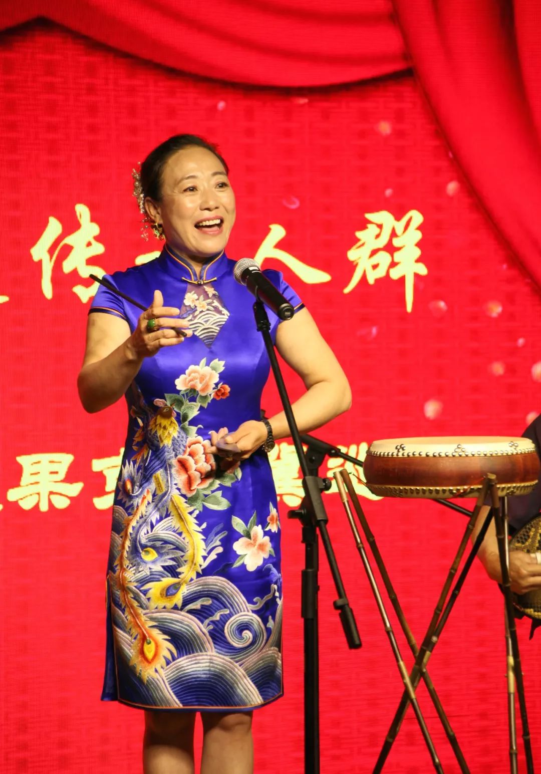 来自沧州的西河大鼓演员王敏演出了《报母恩》表现了传统文化孝道的