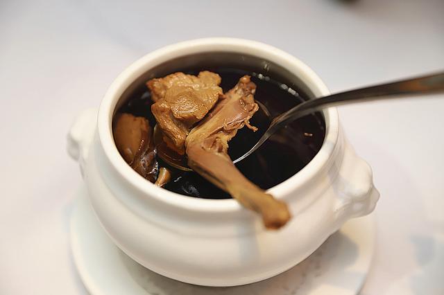 黑金蒜鸽子汤,黑蒜的味道给这道汤增色不少,汤头清甜滋补,一盅下肚